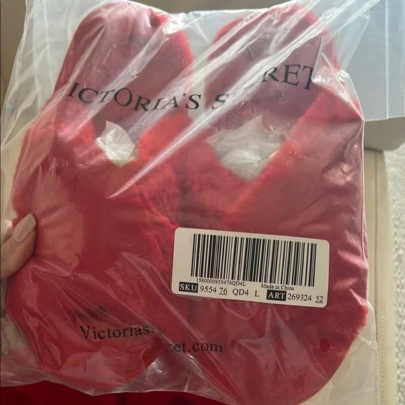 Red Plush Slippers NWT - Picture 3 of 4